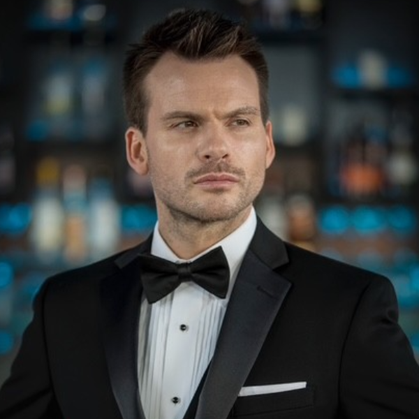 The Extraordinary Card Magic of Jason Ladanye Headshot