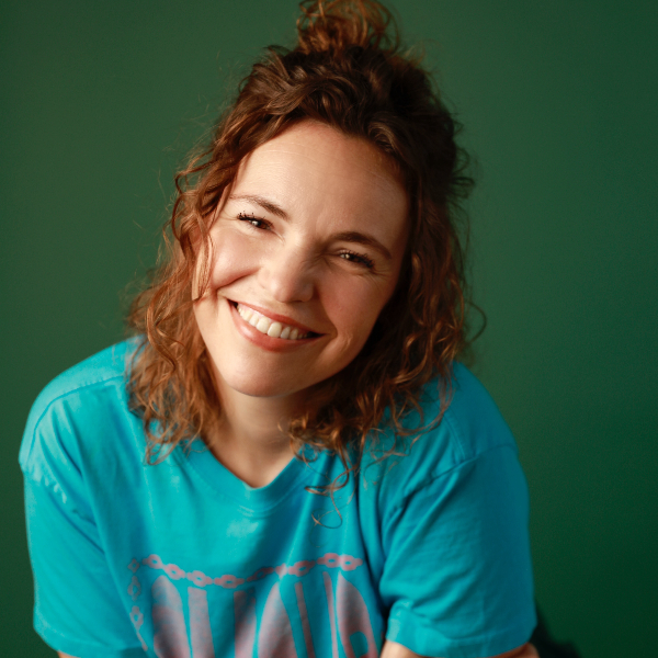 BETH STELLING Headshot